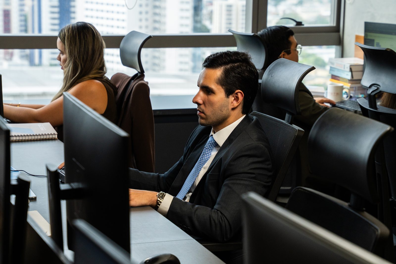 Equipe do FGTB em atividade no escritório
